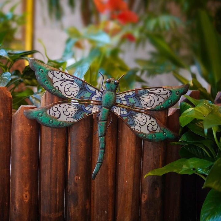 Decorazione da parete in metallo verde a forma di libellula